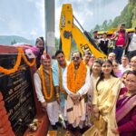 झांझर-अक्सौड़ा से मझेड़ा मोटर मार्ग के डामरीकरण कार्य का शुभारंभ करते सांसद अजय भट्ट और मंत्री राम सिंह कैड़ा