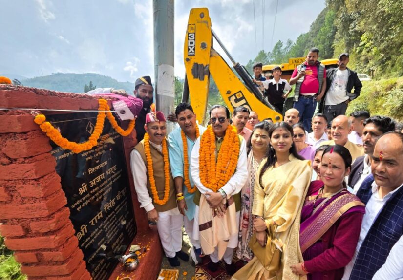 झांझर-अक्सौड़ा से मझेड़ा मोटर मार्ग के डामरीकरण कार्य का शुभारंभ करते सांसद अजय भट्ट और मंत्री राम सिंह कैड़ा