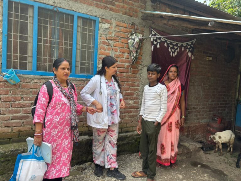 ज्योलिकोट में जल जनित रोगों की रोकथाम के लिए घर-घर स्वास्थ्य सर्वे करती स्वास्थ्य विभाग की टीम