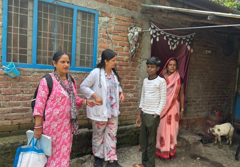 ज्योलिकोट में जल जनित रोगों की रोकथाम के लिए घर-घर स्वास्थ्य सर्वे करती स्वास्थ्य विभाग की टीम