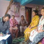 ज्योलिकोट और आसपास के क्षेत्रों में जलजनित रोगों को लेकर स्वास्थ्य विभाग की टीम घर-घर स्क्रीनिंग करती हुई