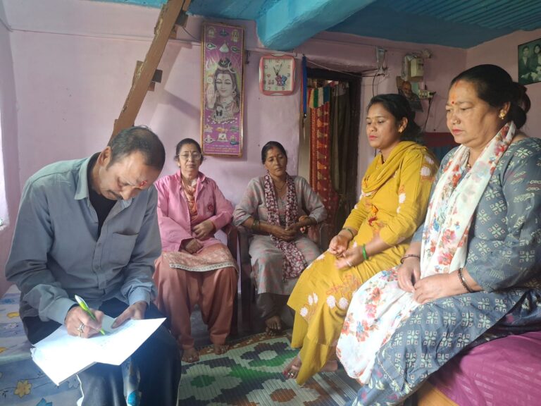 ज्योलिकोट और आसपास के क्षेत्रों में जलजनित रोगों को लेकर स्वास्थ्य विभाग की टीम घर-घर स्क्रीनिंग करती हुई
