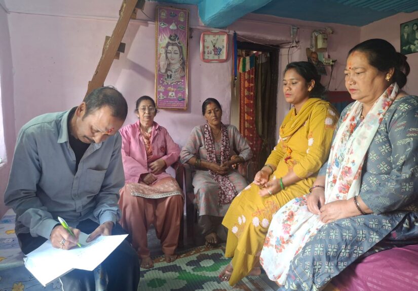 ज्योलिकोट और आसपास के क्षेत्रों में जलजनित रोगों को लेकर स्वास्थ्य विभाग की टीम घर-घर स्क्रीनिंग करती हुई