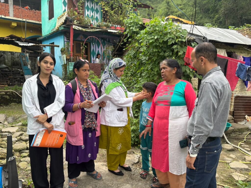 नैनीताल के ज्योलिकोट में जलजनित और मौसमी रोगों की रोकथाम के लिए स्वास्थ्य शिविर में मरीजों की जांच करती स्वास्थ्य विभाग की टीम