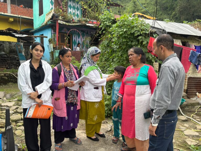 नैनीताल के ज्योलिकोट में जलजनित और मौसमी रोगों की रोकथाम के लिए स्वास्थ्य शिविर में मरीजों की जांच करती स्वास्थ्य विभाग की टीम