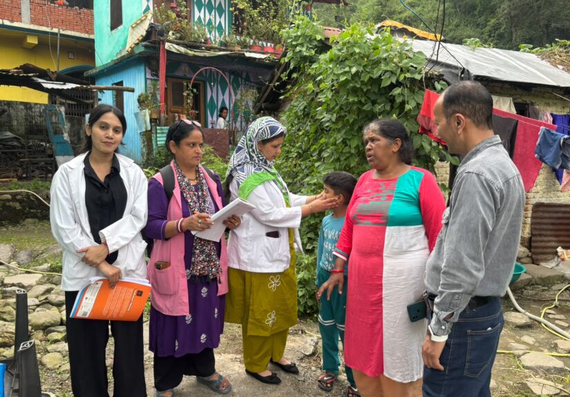नैनीताल के ज्योलिकोट में जलजनित और मौसमी रोगों की रोकथाम के लिए स्वास्थ्य शिविर में मरीजों की जांच करती स्वास्थ्य विभाग की टीम