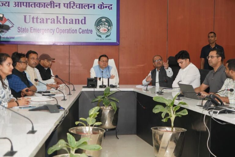 मुख्यमंत्री पुष्कर सिंह धामी आईटी पार्क स्थित राज्य आपातकालीन परिचालन केंद्र में उत्तराखंड के उच्च हिमालयी क्षेत्रों में फंसे 179 ट्रेकर्स के रेस्क्यू अभियान की समीक्षा करते हुए।