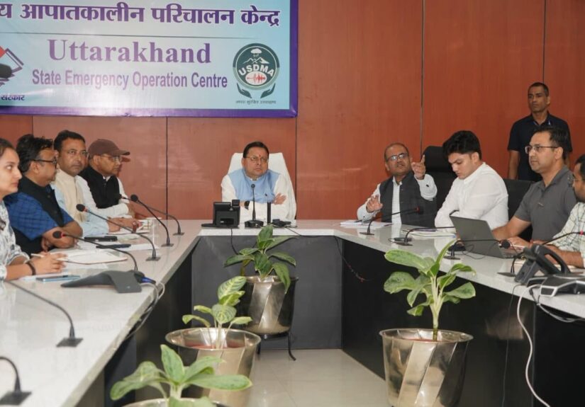 मुख्यमंत्री पुष्कर सिंह धामी आईटी पार्क स्थित राज्य आपातकालीन परिचालन केंद्र में उत्तराखंड के उच्च हिमालयी क्षेत्रों में फंसे 179 ट्रेकर्स के रेस्क्यू अभियान की समीक्षा करते हुए।