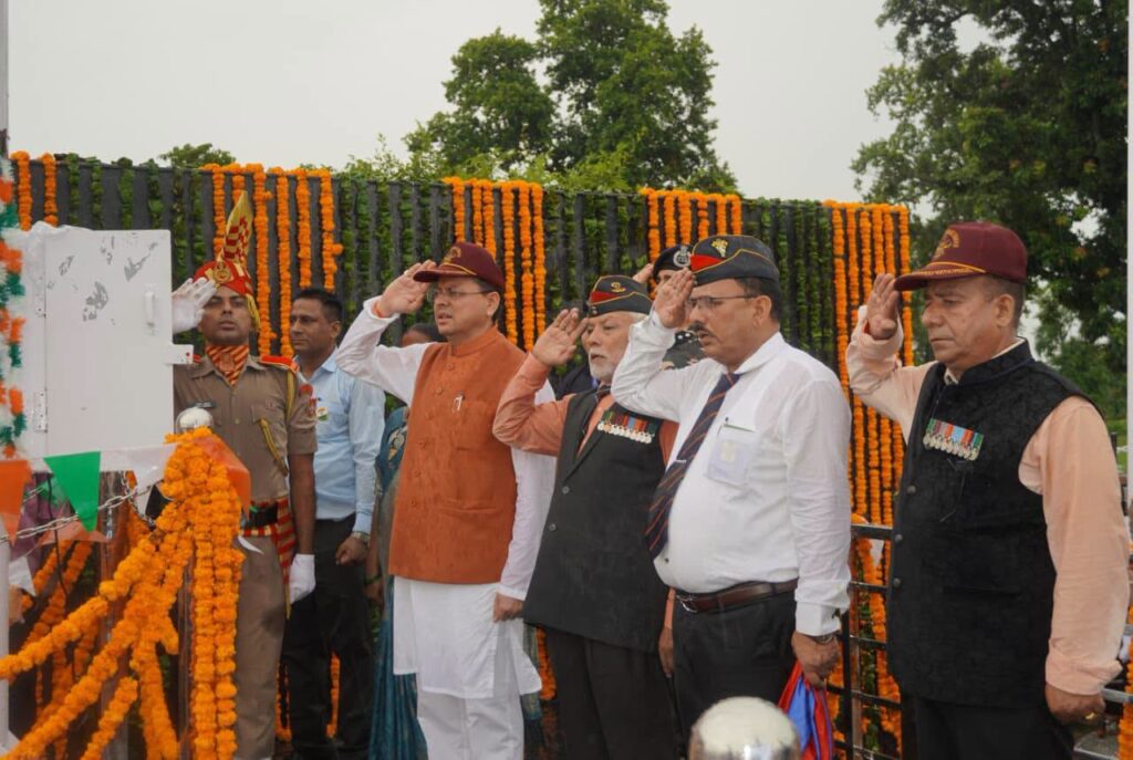 बनबसा में शहीद स्मारक और झंडा पार्क का लोकार्पण करते मुख्यमंत्री पुष्कर सिंह धामी