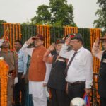 बनबसा में शहीद स्मारक और झंडा पार्क का लोकार्पण करते मुख्यमंत्री पुष्कर सिंह धामी