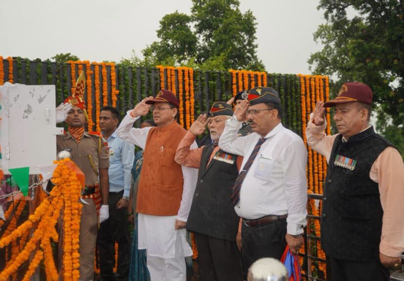 बनबसा में शहीद स्मारक और झंडा पार्क का लोकार्पण करते मुख्यमंत्री पुष्कर सिंह धामी