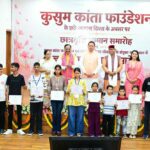 ज्ञान गंगा सम्मान समारोह में शिक्षकों को सम्मानित और मेधावी छात्रों को छात्रवृत्ति प्रदान करते मुख्यमंत्री पुष्कर सिंह धामी