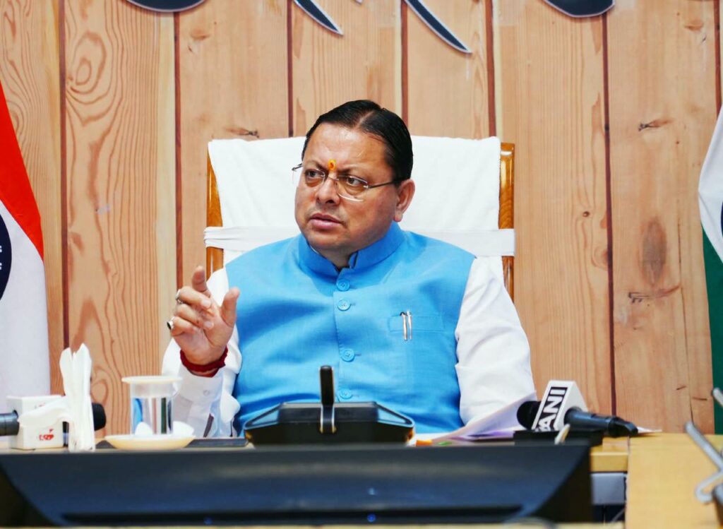 मुख्यमंत्री पुष्कर सिंह धामी निर्माण श्रमिकों को 18.49 करोड़ रुपये की DBT सहायता हस्तांतरित करते हुए