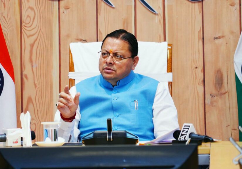 मुख्यमंत्री पुष्कर सिंह धामी निर्माण श्रमिकों को 18.49 करोड़ रुपये की DBT सहायता हस्तांतरित करते हुए