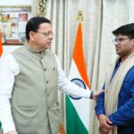 मुख्यमंत्री पुष्कर सिंह धामी से फ्लाइंग कार बनाने वाले युवा नवोन्मेषक रवि टम्टा की मुलाकात
