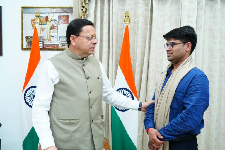 मुख्यमंत्री पुष्कर सिंह धामी से फ्लाइंग कार बनाने वाले युवा नवोन्मेषक रवि टम्टा की मुलाकात