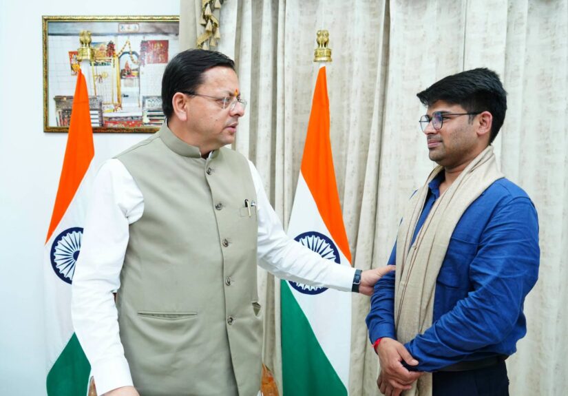 मुख्यमंत्री पुष्कर सिंह धामी से फ्लाइंग कार बनाने वाले युवा नवोन्मेषक रवि टम्टा की मुलाकात