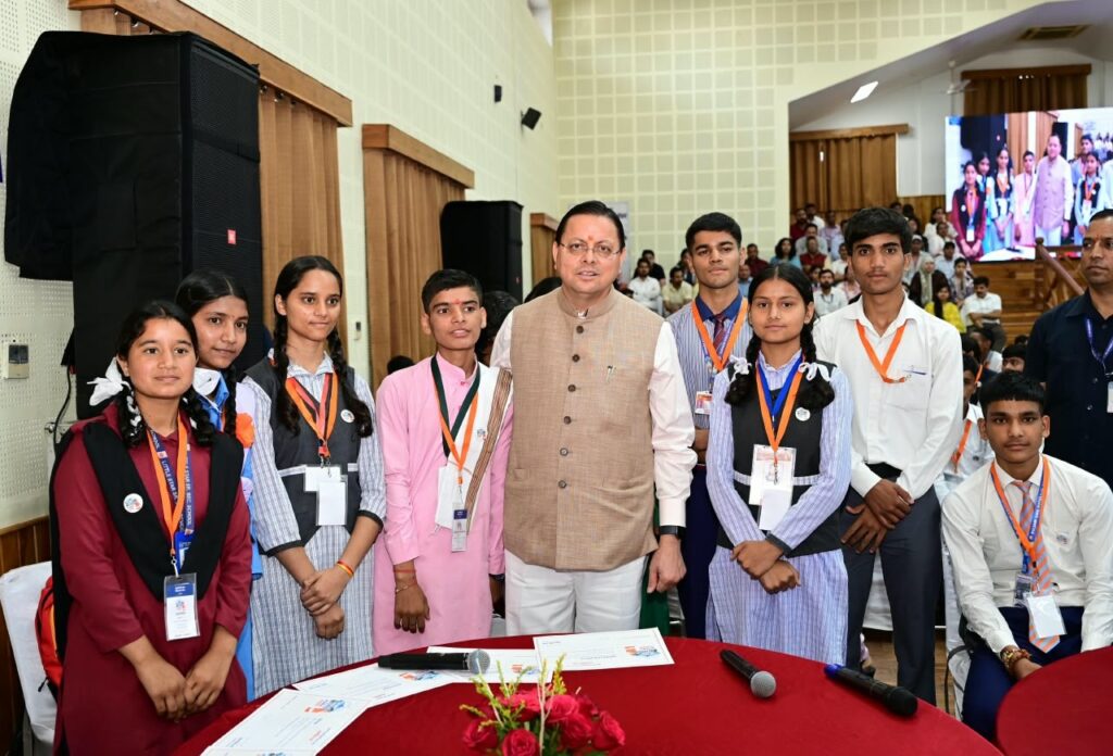 मुख्यमंत्री पुष्कर सिंह धामी मुख्यमंत्री युवा विद्यार्थी मंथन कार्यक्रम में 140 छात्र-छात्राओं से संवाद करते हुए
