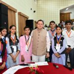 मुख्यमंत्री पुष्कर सिंह धामी मुख्यमंत्री युवा विद्यार्थी मंथन कार्यक्रम में 140 छात्र-छात्राओं से संवाद करते हुए
