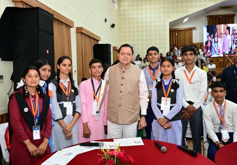 मुख्यमंत्री पुष्कर सिंह धामी मुख्यमंत्री युवा विद्यार्थी मंथन कार्यक्रम में 140 छात्र-छात्राओं से संवाद करते हुए
