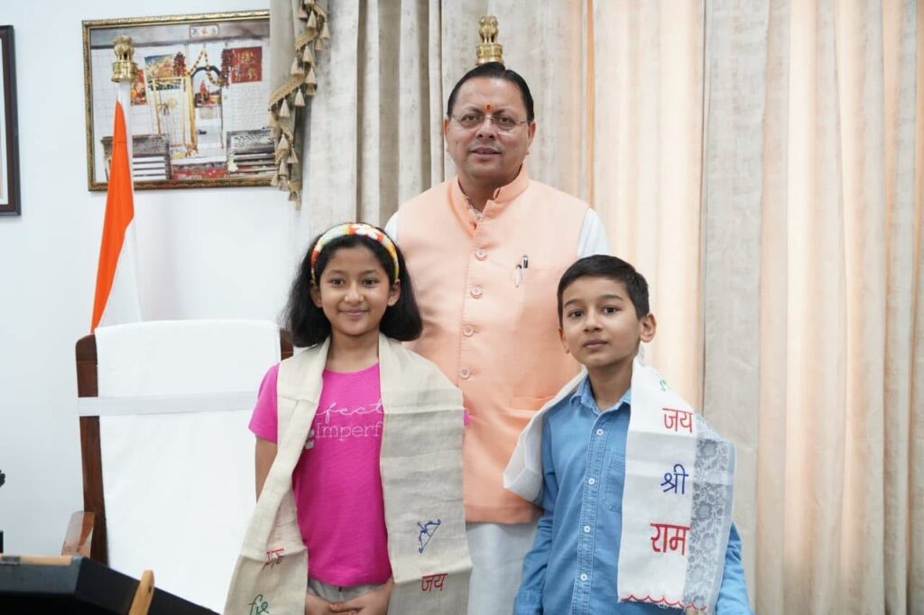 माउंट किलिमंजारो फतह करने वाले रियांश पंत और प्रिशा रावत से मुलाकात करते मुख्यमंत्री पुष्कर सिंह धामी