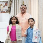 माउंट किलिमंजारो फतह करने वाले रियांश पंत और प्रिशा रावत से मुलाकात करते मुख्यमंत्री पुष्कर सिंह धामी