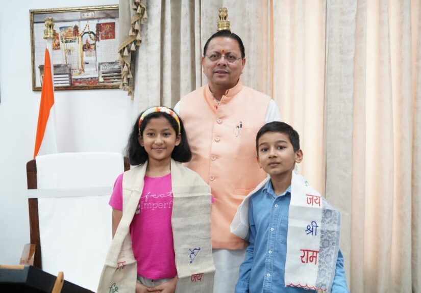 माउंट किलिमंजारो फतह करने वाले रियांश पंत और प्रिशा रावत से मुलाकात करते मुख्यमंत्री पुष्कर सिंह धामी
