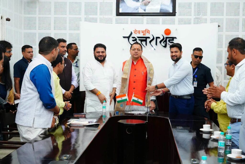 मुख्यमंत्री पुष्कर सिंह धामी देहरादून में सेवा संकल्प अभियान के तहत हरियाणा सेवा यात्रा पर जा रहे युवाओं के दल को हरी झंडी दिखाते हुए।