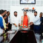 मुख्यमंत्री पुष्कर सिंह धामी देहरादून में सेवा संकल्प अभियान के तहत हरियाणा सेवा यात्रा पर जा रहे युवाओं के दल को हरी झंडी दिखाते हुए।