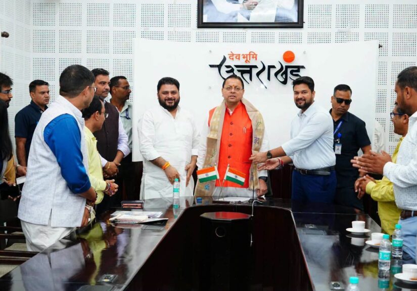 मुख्यमंत्री पुष्कर सिंह धामी देहरादून में सेवा संकल्प अभियान के तहत हरियाणा सेवा यात्रा पर जा रहे युवाओं के दल को हरी झंडी दिखाते हुए।