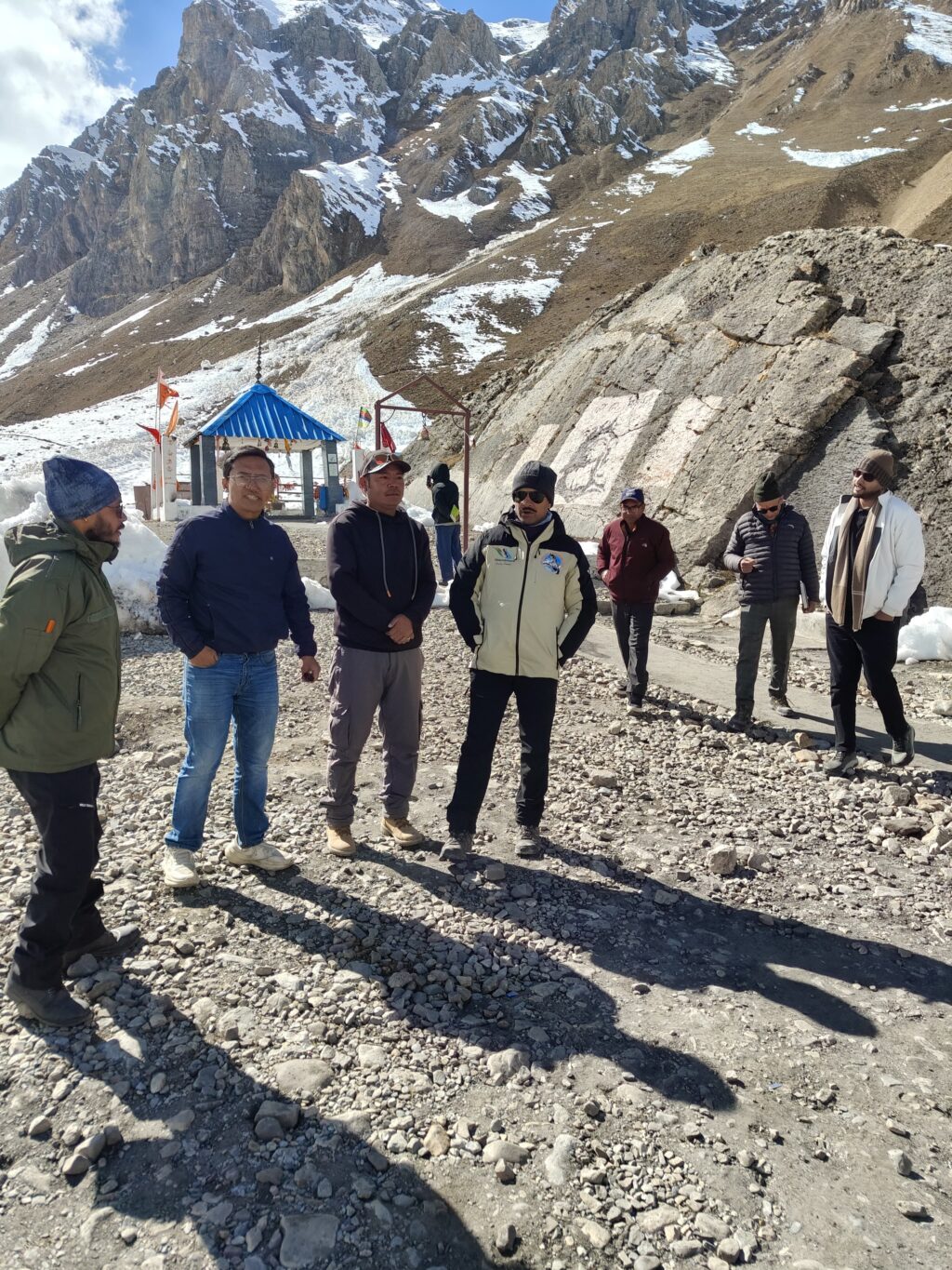 आदि कैलाश परिक्रमा रन 2.0 की तैयारियों का 14,500 फीट ऊंचे ज्योलिंगकोंग में निरीक्षण करते पिथौरागढ़ प्रशासन के अधिकारी