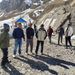 आदि कैलाश परिक्रमा रन 2.0 की तैयारियों का 14,500 फीट ऊंचे ज्योलिंगकोंग में निरीक्षण करते पिथौरागढ़ प्रशासन के अधिकारी