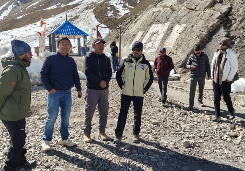 आदि कैलाश परिक्रमा रन 2.0 की तैयारियों का 14,500 फीट ऊंचे ज्योलिंगकोंग में निरीक्षण करते पिथौरागढ़ प्रशासन के अधिकारी