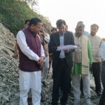 मुख्यमंत्री पुष्कर सिंह धामी हल्द्वानी में निर्माणाधीन काठगोदाम-अमृतपुर बाईपास का स्थलीय निरीक्षण करते हुए।