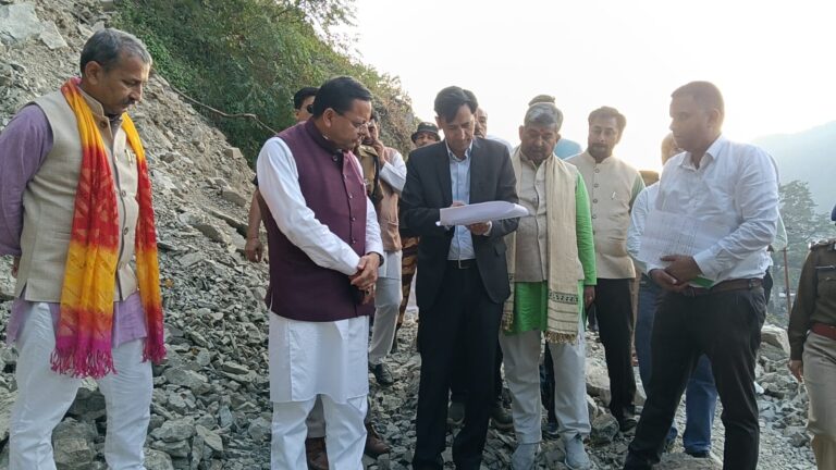 मुख्यमंत्री पुष्कर सिंह धामी हल्द्वानी में निर्माणाधीन काठगोदाम-अमृतपुर बाईपास का स्थलीय निरीक्षण करते हुए।