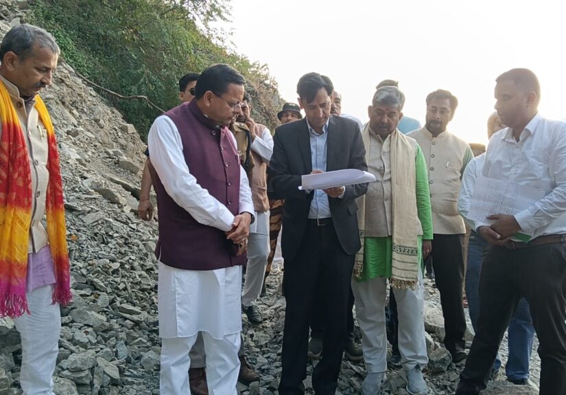 मुख्यमंत्री पुष्कर सिंह धामी हल्द्वानी में निर्माणाधीन काठगोदाम-अमृतपुर बाईपास का स्थलीय निरीक्षण करते हुए।