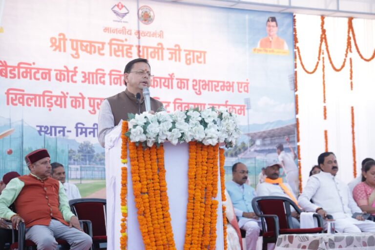 मुख्यमंत्री पुष्कर सिंह धामी बनबसा मिनी स्टेडियम में खिलाड़ियों को सम्मानित करते हुए और विकास कार्यों से जुड़े कार्यक्रम में प्रतिभाग करते हुए।