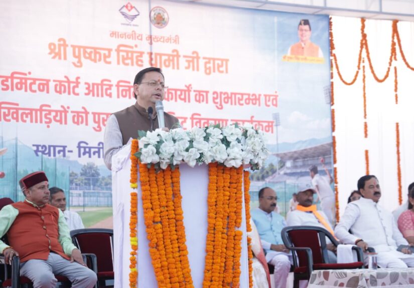 मुख्यमंत्री पुष्कर सिंह धामी बनबसा मिनी स्टेडियम में खिलाड़ियों को सम्मानित करते हुए और विकास कार्यों से जुड़े कार्यक्रम में प्रतिभाग करते हुए।