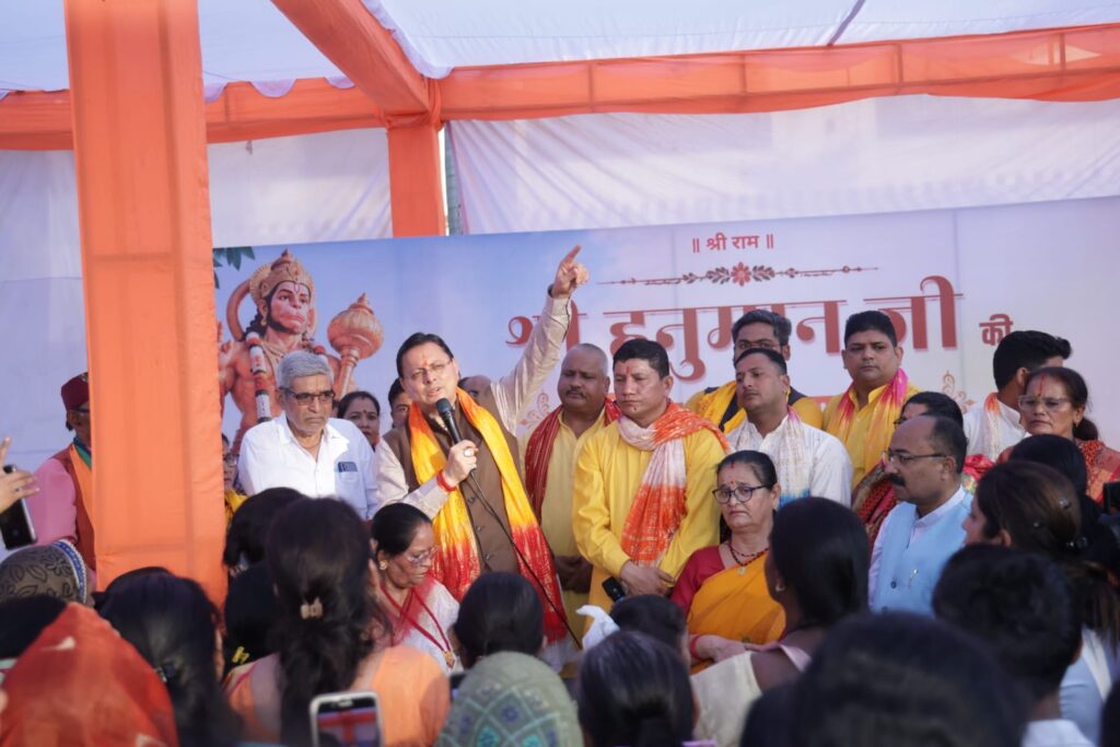मुख्यमंत्री पुष्कर सिंह धामी बनबसा में 11 फीट ऊंची भगवान श्री हनुमान की प्रतिमा का अनावरण करते हुए।