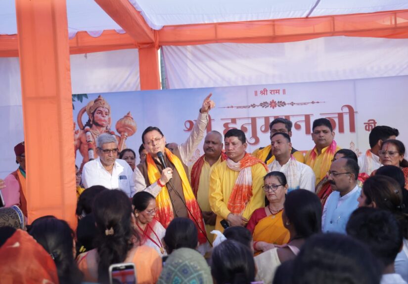 मुख्यमंत्री पुष्कर सिंह धामी बनबसा में 11 फीट ऊंची भगवान श्री हनुमान की प्रतिमा का अनावरण करते हुए।