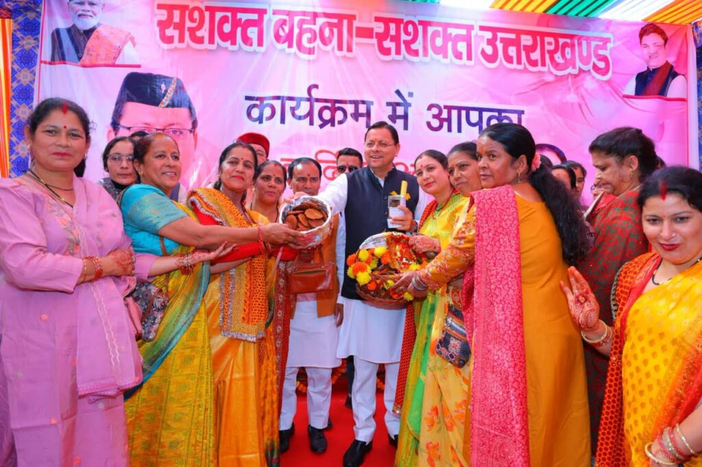 मुख्यमंत्री पुष्कर सिंह धामी पौड़ी गढ़वाल के श्रीनगर में सिटी बस सेवा को हरी झंडी दिखाते हुए।