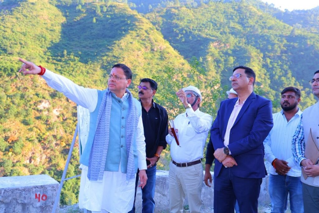 मुख्यमंत्री पुष्कर सिंह धामी श्रीनगर-देवप्रयाग राष्ट्रीय राजमार्ग पर पहाड़ी उपचारात्मक कार्यों का निरीक्षण करते हुए