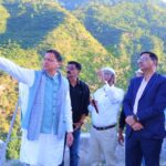 मुख्यमंत्री पुष्कर सिंह धामी श्रीनगर-देवप्रयाग राष्ट्रीय राजमार्ग पर पहाड़ी उपचारात्मक कार्यों का निरीक्षण करते हुए
