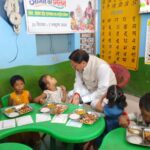 खटीमा के आंगनबाड़ी केंद्र में बच्चों के साथ आंगन मिलन कार्यक्रम में मुख्यमंत्री पुष्कर सिंह धामी