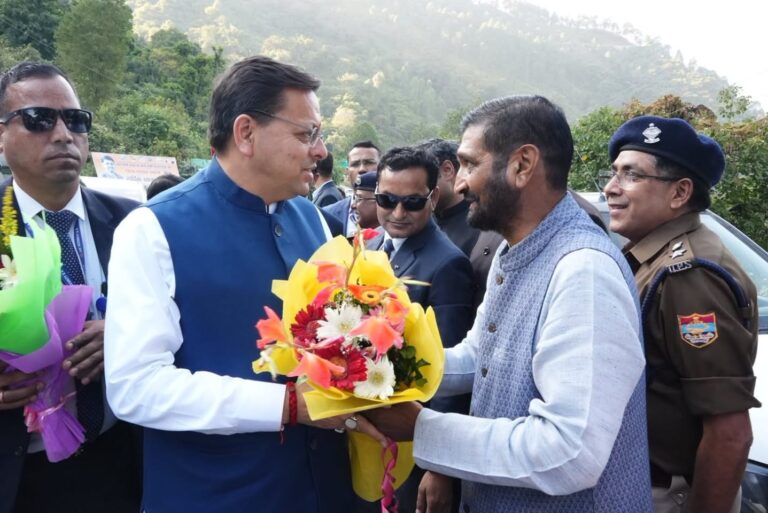 मुख्यमंत्री पुष्कर सिंह धामी का भराड़ीसैंण विधानसभा सत्र के लिए जाते समय रुद्रप्रयाग और चमोली में स्वागत।
