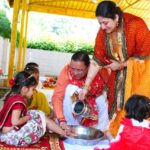 महानवमी पर शासकीय आवास में नौ कन्याओं का पूजन करते उत्तराखंड के मुख्यमंत्री पुष्कर सिंह धामी