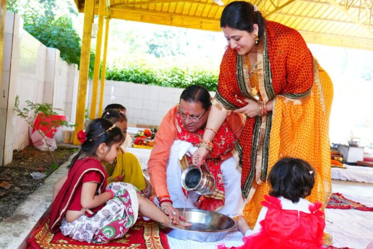 महानवमी पर शासकीय आवास में नौ कन्याओं का पूजन करते उत्तराखंड के मुख्यमंत्री पुष्कर सिंह धामी