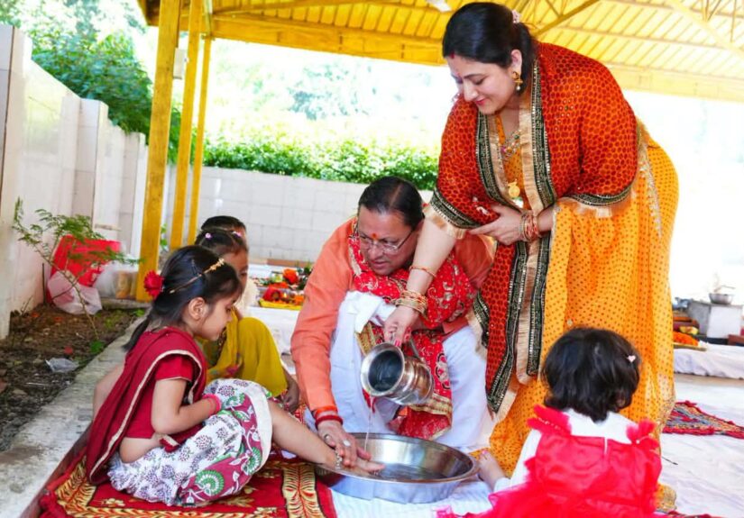महानवमी पर शासकीय आवास में नौ कन्याओं का पूजन करते उत्तराखंड के मुख्यमंत्री पुष्कर सिंह धामी