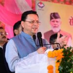 देहरादून में सेवा संकल्प अभियान के बहुउद्देशीय शिविर में अधिकारियों को निर्देश देते मुख्यमंत्री पुष्कर सिंह धामी