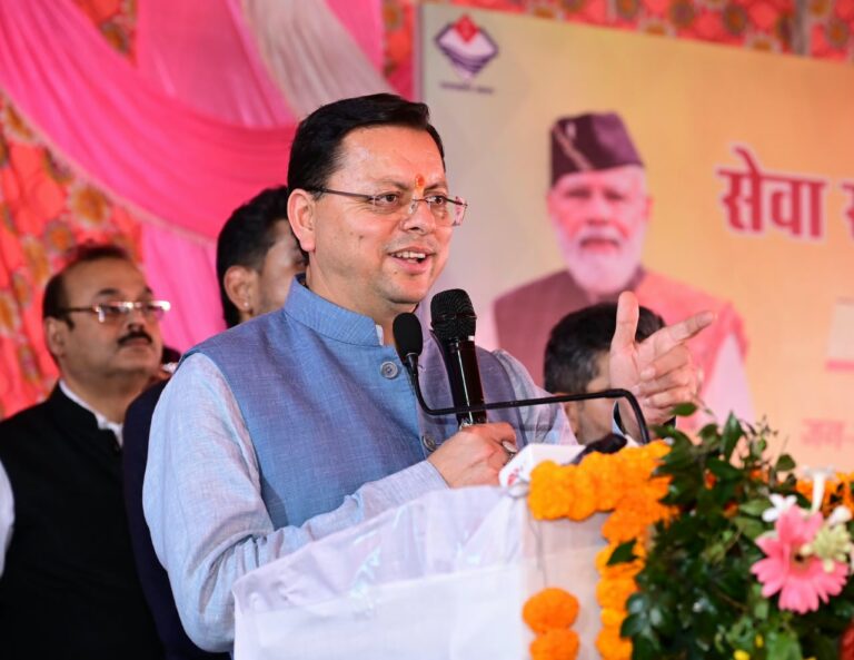 देहरादून में सेवा संकल्प अभियान के बहुउद्देशीय शिविर में अधिकारियों को निर्देश देते मुख्यमंत्री पुष्कर सिंह धामी